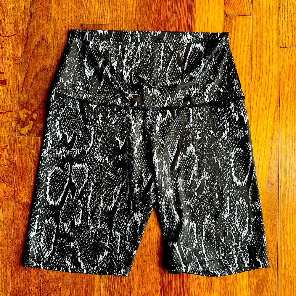 Beyond Yoga Biker Shorts L